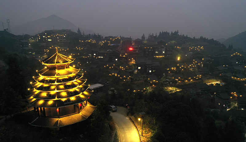 广西柳州：7万盏太阳能路灯点亮乡村