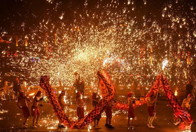 山东台儿庄：火龙钢花迎新年