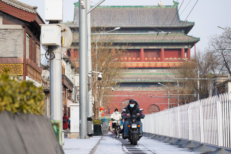 雪花点缀钟鼓楼