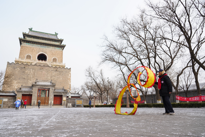 雪花点缀钟鼓楼