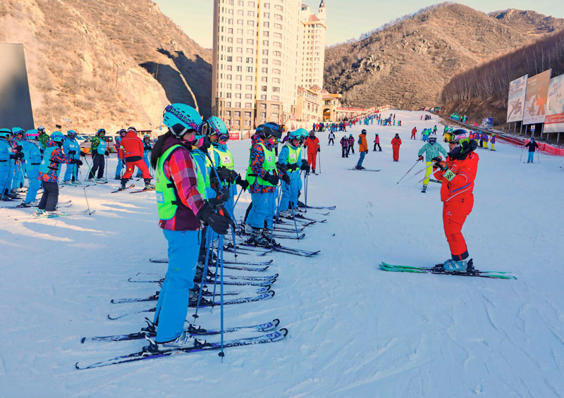 这是2019年1月7日,一名教练在张家口市崇礼区万龙滑雪场给学员讲解