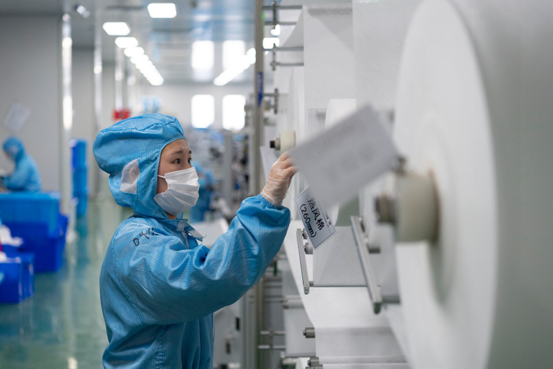 1月27日,工人在哈尔滨市一医疗器械生产企业车间内作业.
