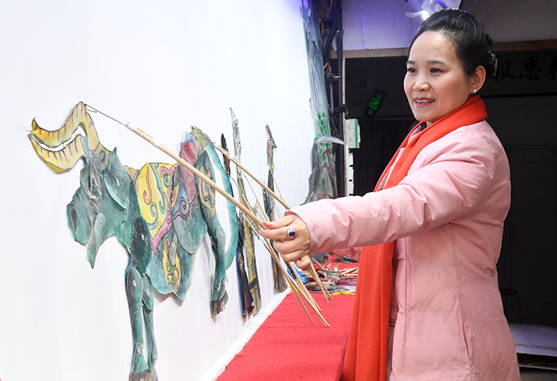 市海淀区的中国京西皮影非遗园,京西皮影传承人王熙展示皮影戏表演