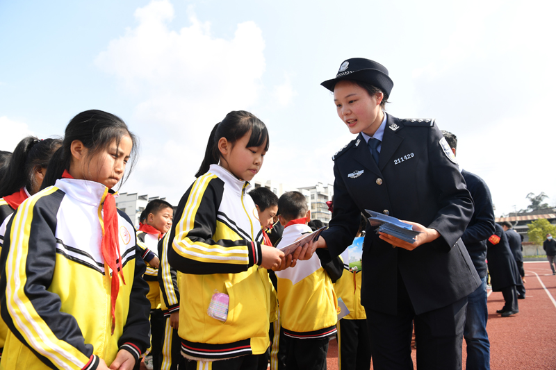 重庆：开学第一课 安全进校园