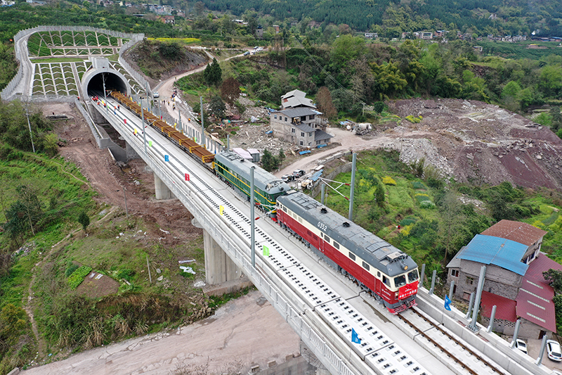 跨线铺轨技术在郑万高铁重庆段正式运用(图1)