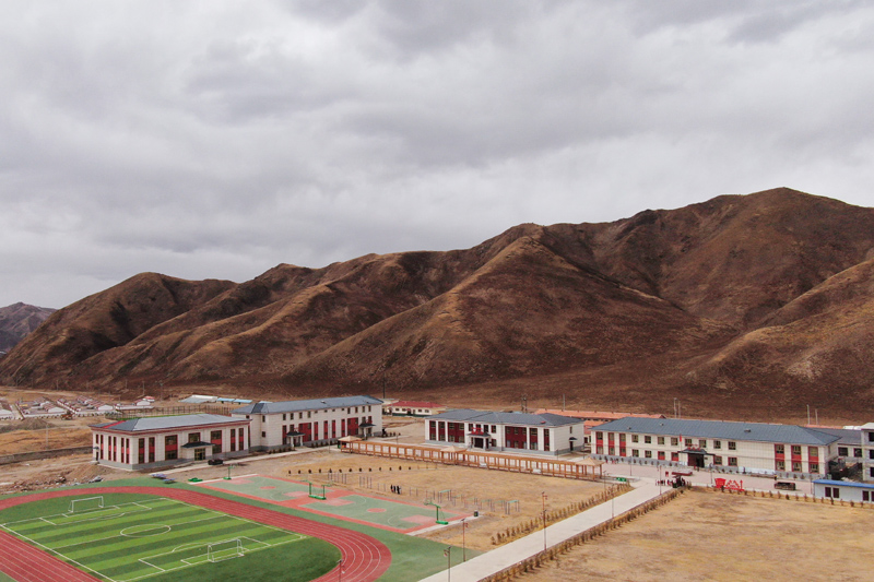 这是3月17日拍摄的果洛藏族自治州甘德县下贡麻乡寄宿制中心小学(无人