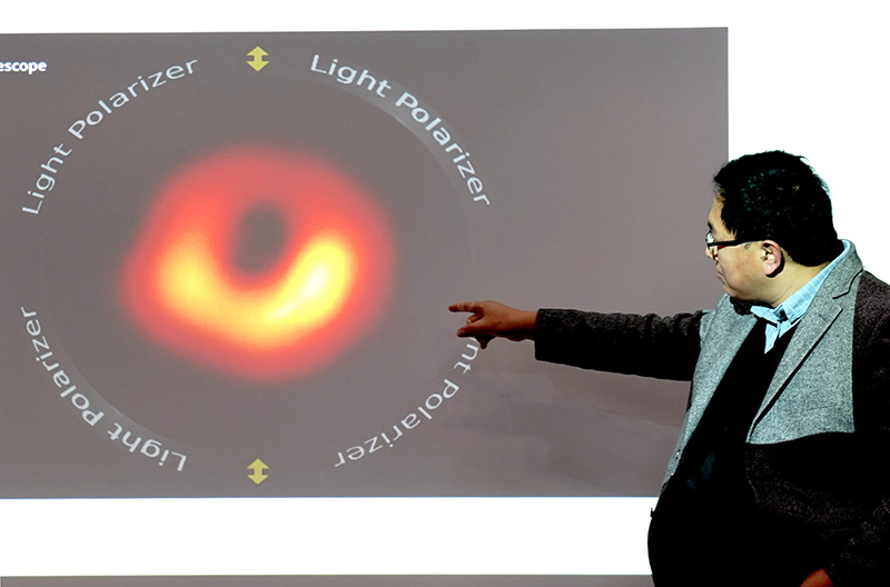 《【摩登在线登陆注册】人类首次“看见”的那个黑洞，有了偏振图像》