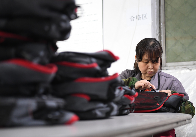 河北白沟：箱包产业提档升级 抢滩国际市场