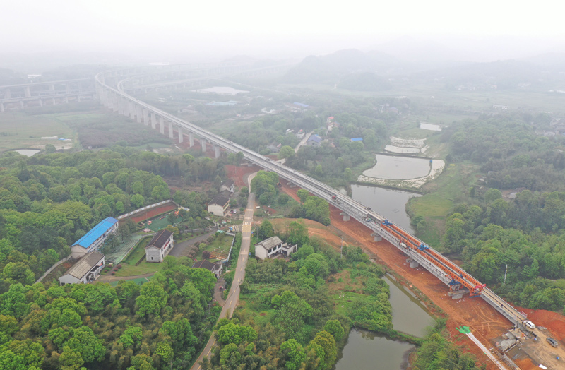 常益长铁路联络线、动走线T梁架设完成