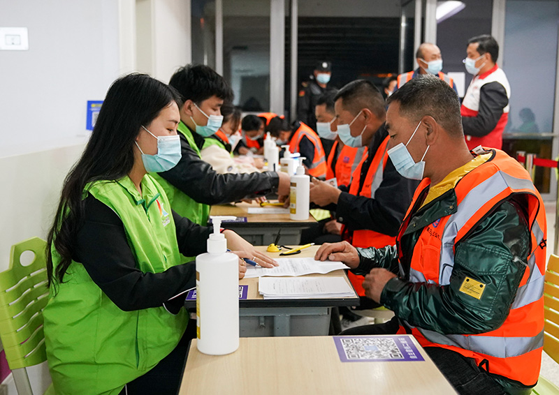 上海为建设工人开设夜间新冠疫苗接种通道