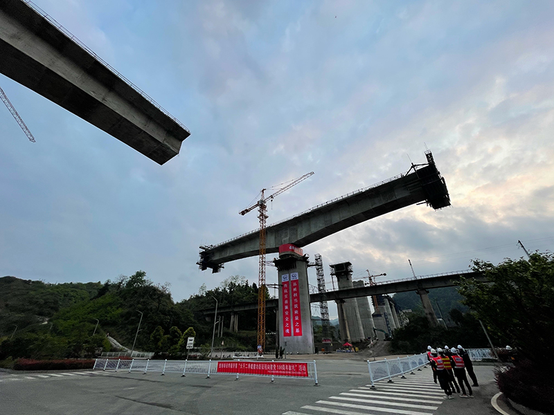 贵南高铁陈家庄清水河双线特大桥连续梁成功转体
