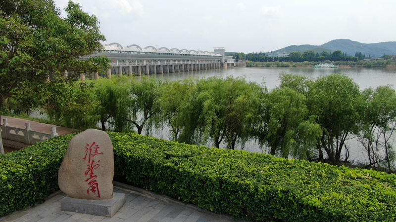 5月10日拍摄的淮河蚌埠闸(无人机照片.新华社记者 刘诗平 摄