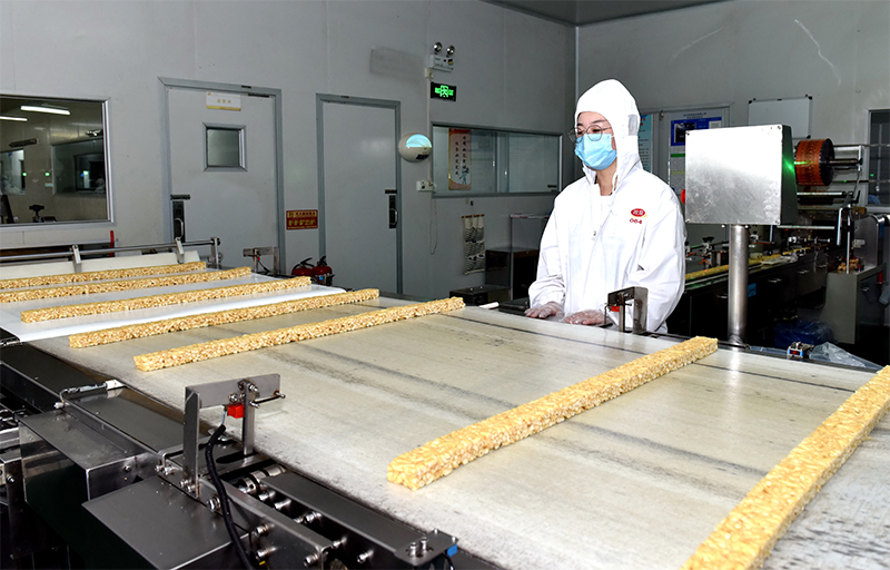 6月6日,河北省阜城县一家食品公司工人在生产车间工作.
