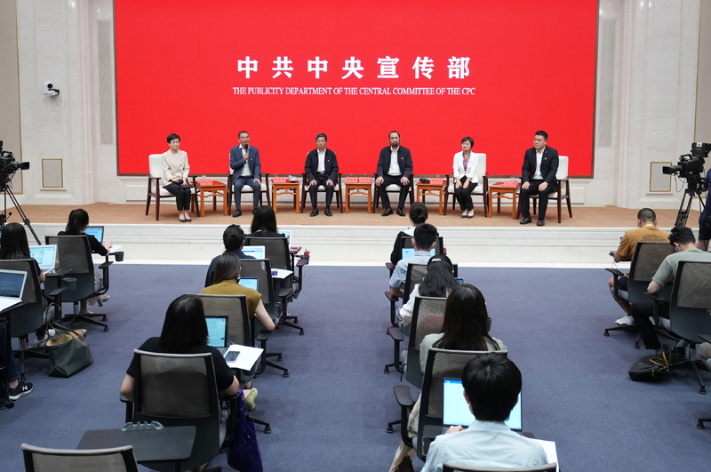 中共中央宣传部举行中外记者见面会