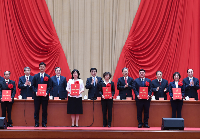 “ng体育官网app”庆祝中国共产党成立100周年“七一勋章”颁授仪式在京隆重举行(图9)
