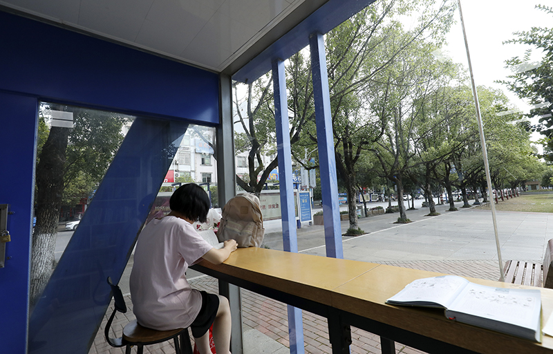 湖南资兴：24小时自助图书馆品书香