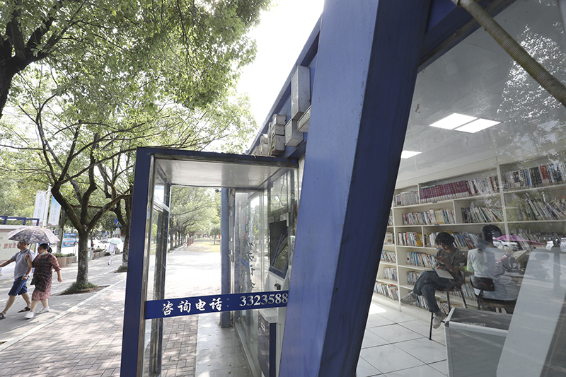 湖南资兴：24小时自助图书馆品书香