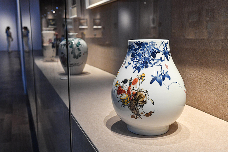 瓷中国·景德镇陶瓷艺术文章展”位于海口的海南省博物馆实行“陶(图3)