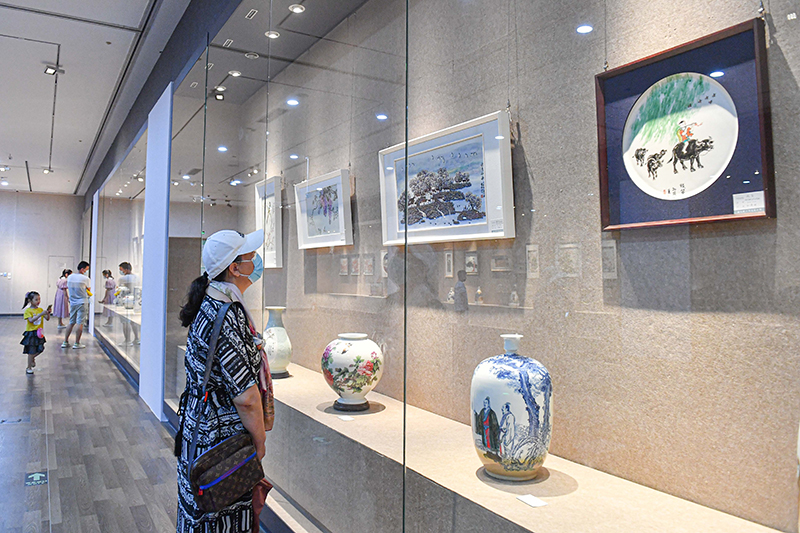 瓷中国·景德镇陶瓷艺术文章展”位于海口的海南省博物馆实行“陶(图4)