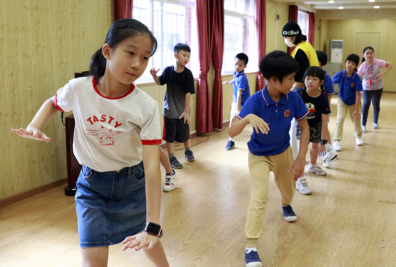 7月19日,小学生在广州小北路小学上舞蹈课.