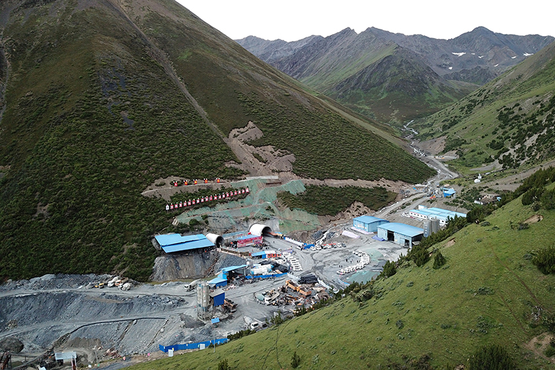 夏贡拉山隧道建设有序推进  逃生管道厂家(图1)