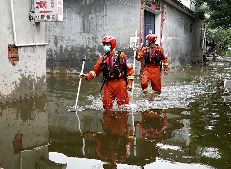 河南卫辉：转移被困人员 加紧城市排涝