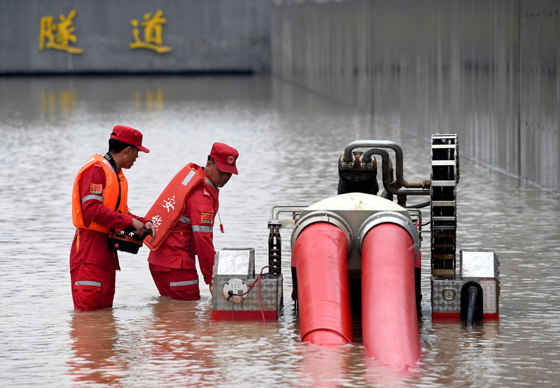 7月22日,来自中国安能南昌救援基地的救援人员在郑州市京广南路隧道