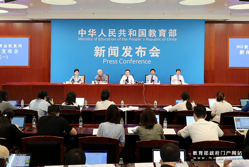 教育部新闻发布会介绍统筹谋划重大主题教育进课程教材情况