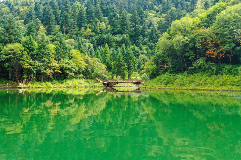 湖光山色官鹅沟