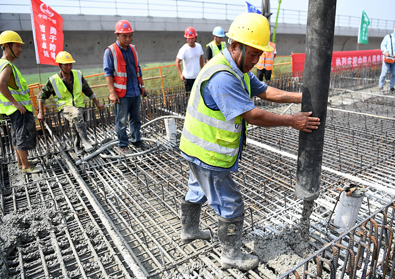 安徽：滁宁城际铁路施工忙