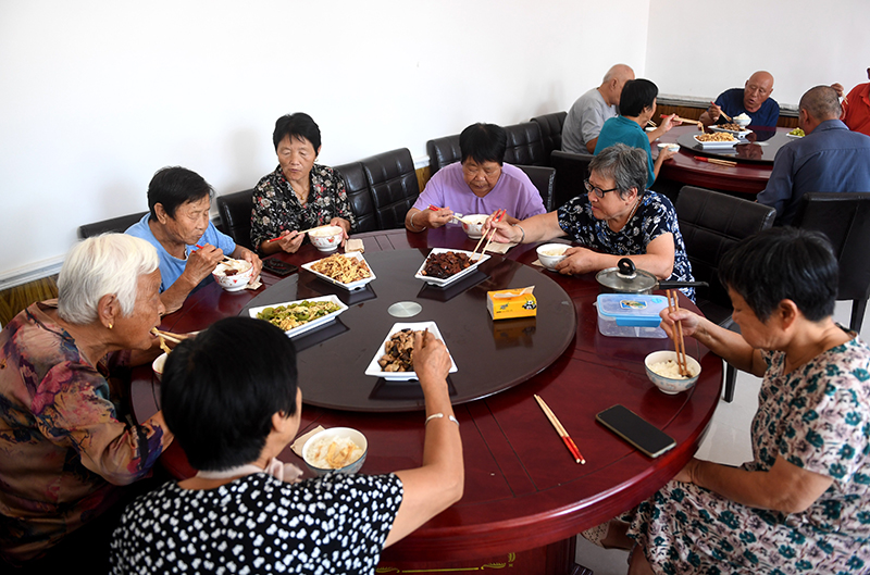 “爱心敬老食堂”暖人心