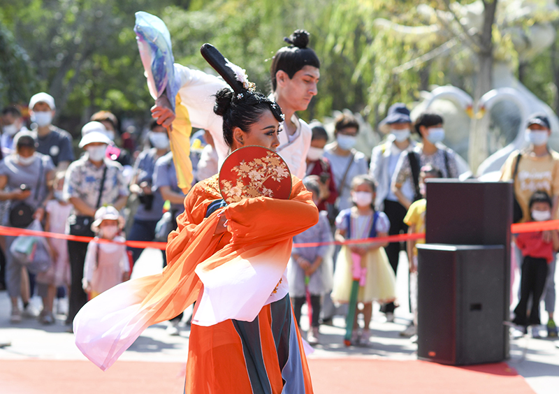 中秋佳节近 国风韵味浓