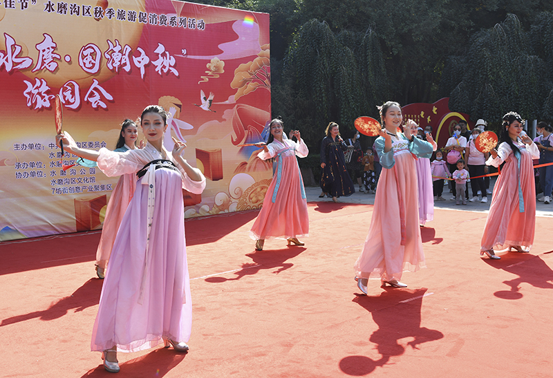 中秋佳节近 国风韵味浓