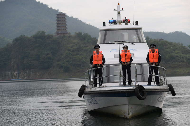近年来,红水河镇派出所克服警力少,执法范围广等困难,积极与海事,渔政