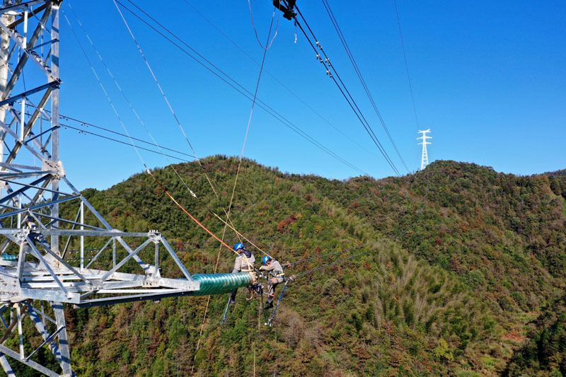 他们在大山里建设电力“天路”