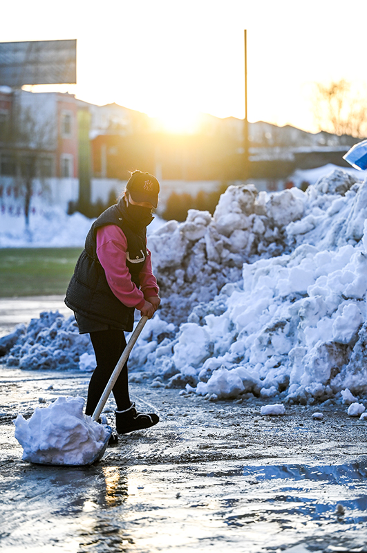 内蒙古库伦旗：清理积雪保复课