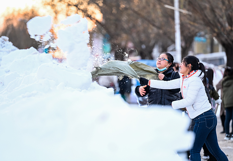 内蒙古库伦旗：清理积雪保复课