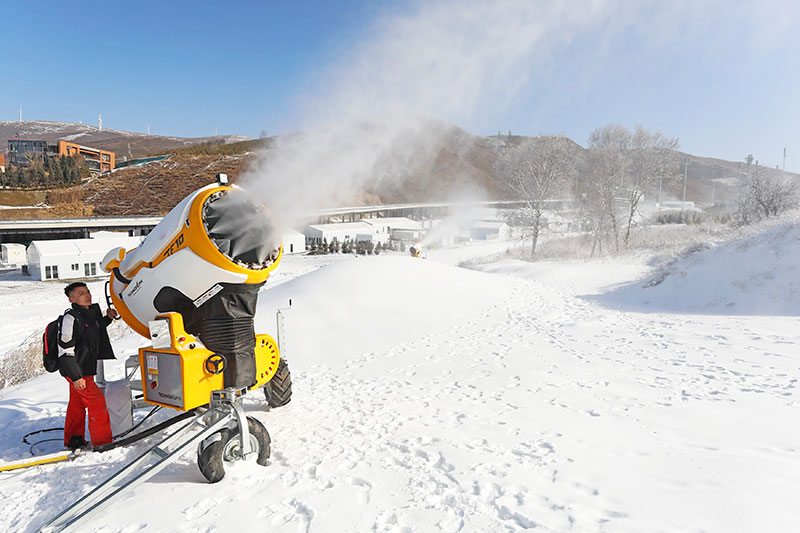 河北张家口：国家越野滑雪中心造雪进行时