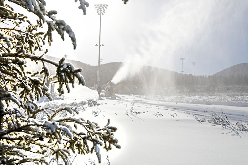 河北张家口：国家越野滑雪中心造雪进行时