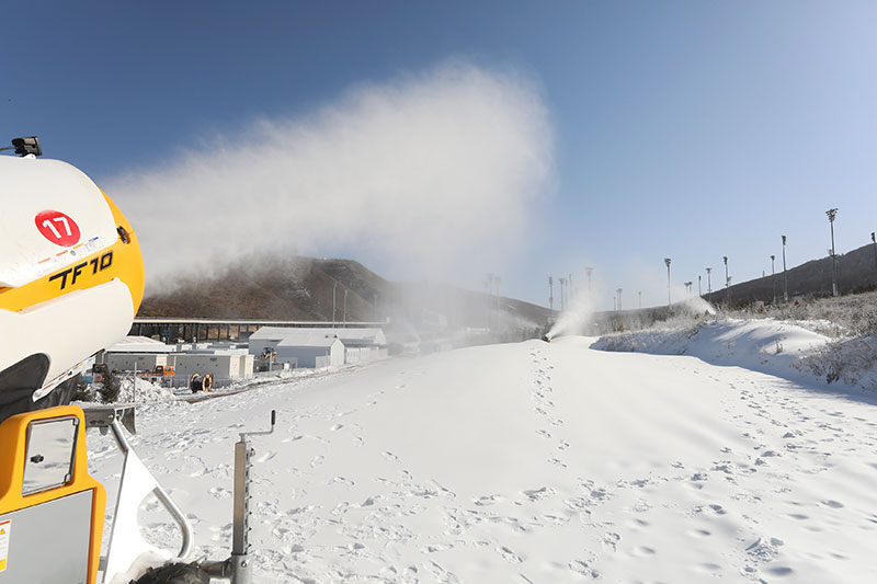 河北张家口：国家越野滑雪中心造雪进行时