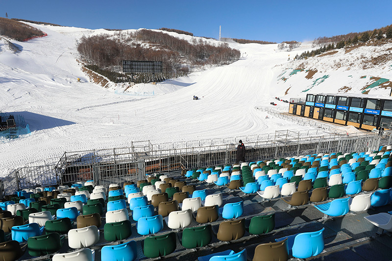 河北张家口：云顶滑雪公园赛道塑型忙