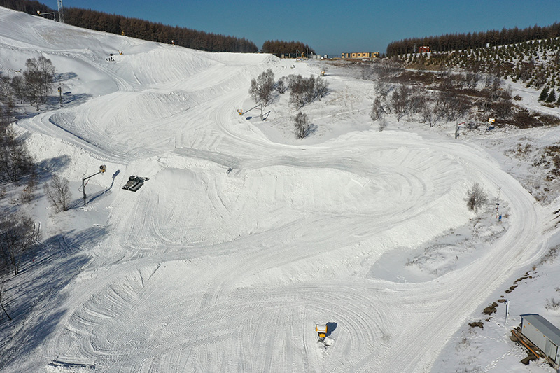 河北张家口：云顶滑雪公园赛道塑型忙