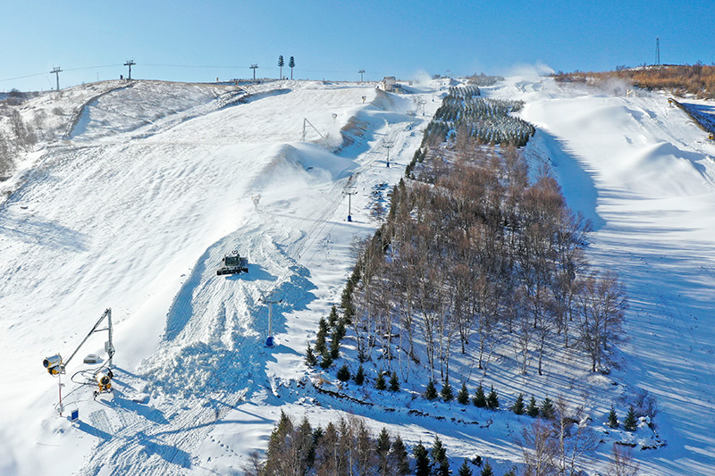 河北张家口：云顶滑雪公园赛道塑型忙