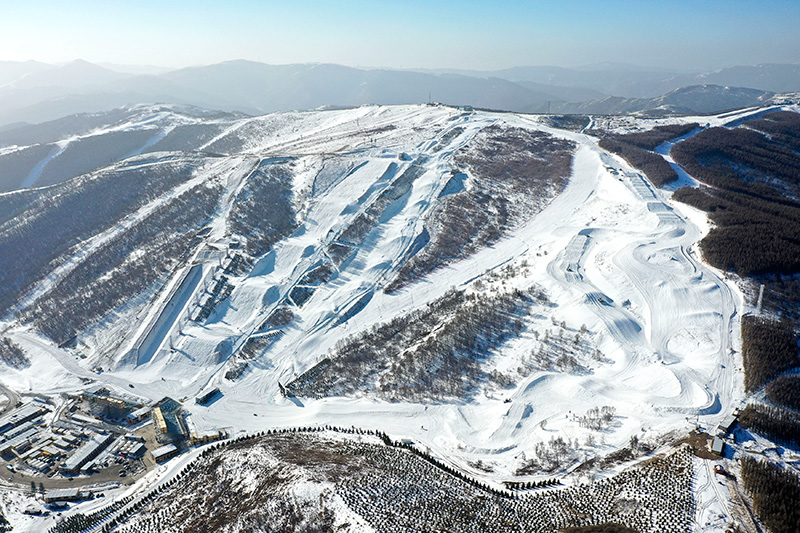 河北张家口：云顶滑雪公园赛道塑型忙