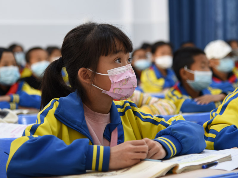 12月5日,陇川县民族小学的学生在上课.