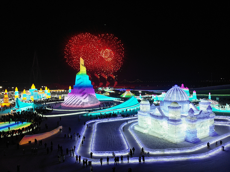 哈尔滨冰雪大世界上演跨年“烟花秀”