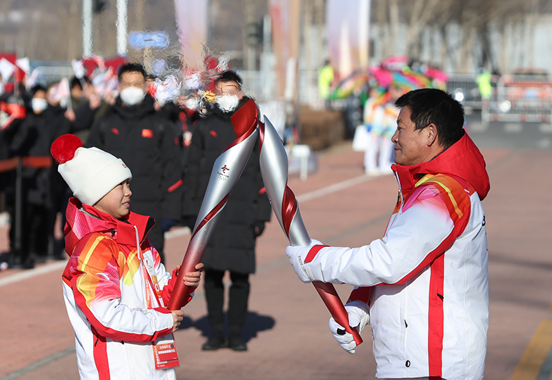 北京冬奥会火炬在世葡园传递