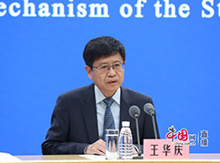 9中国疾控中心免疫规划首席专家王华庆回答记者提问.jpg