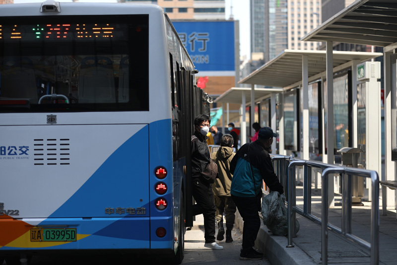 4月13日,市民走下公交车.