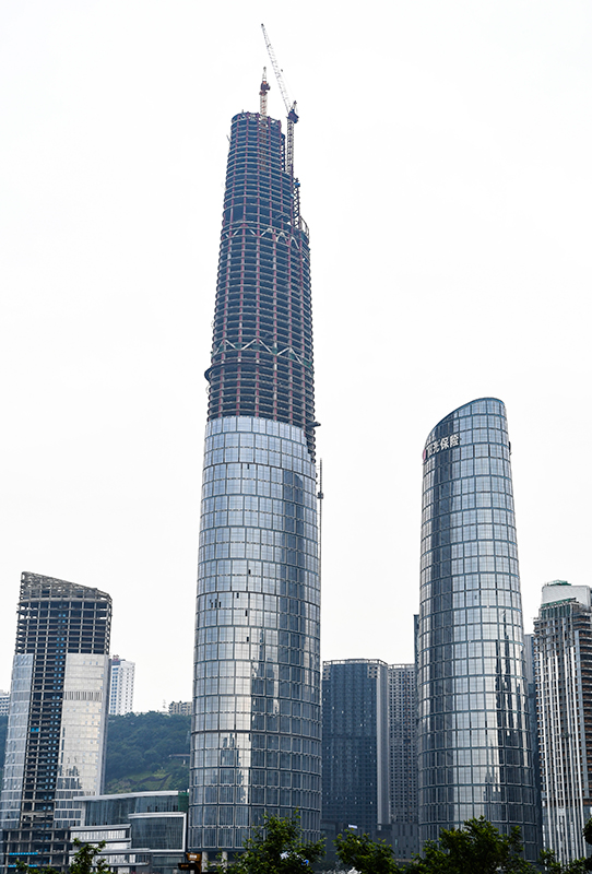 这是6月17日拍摄的建设中的重庆陆海国际中心项目.